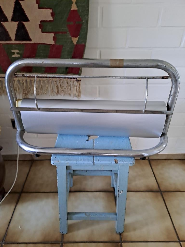 Oude papierrolhouder, Ophalen