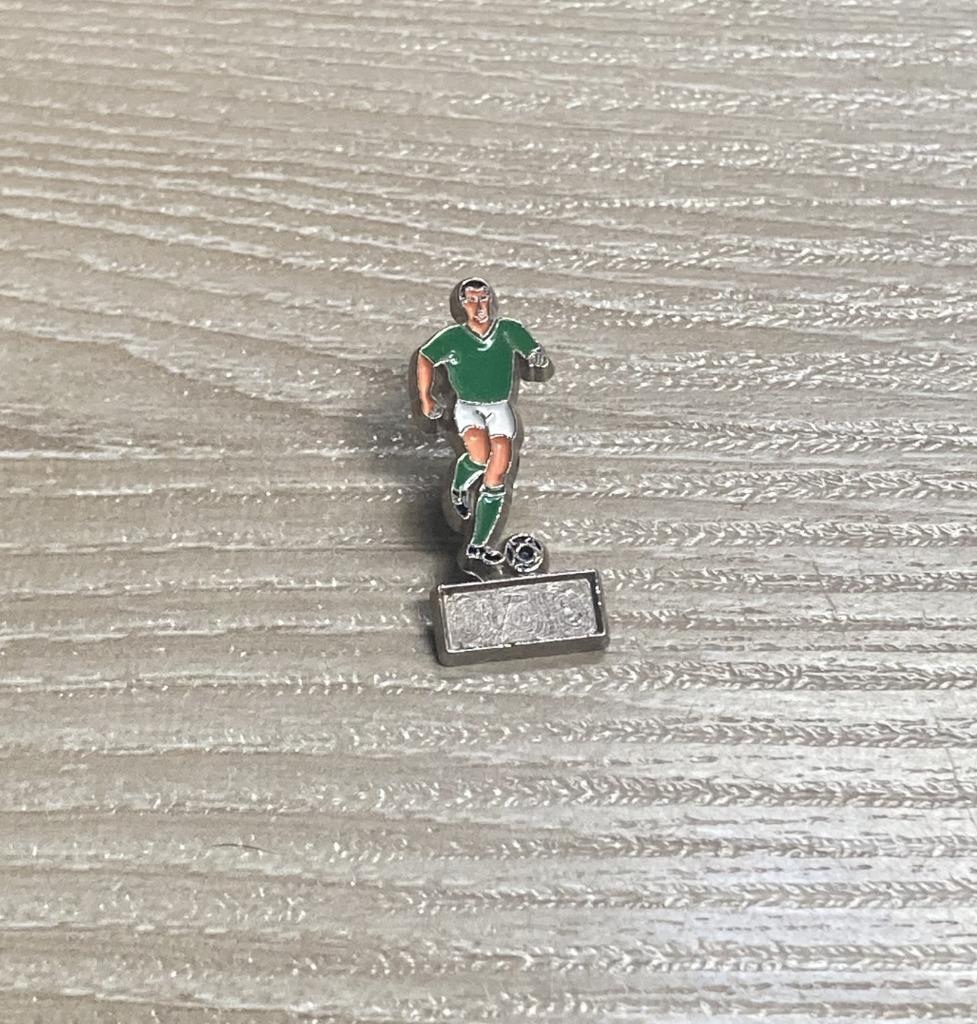 PIN - FOOTBALL - VOETBAL, Verzamelen, Speldjes, Pins en Buttons, Verzenden, Gebruikt, Sport, Speldje of Pin
