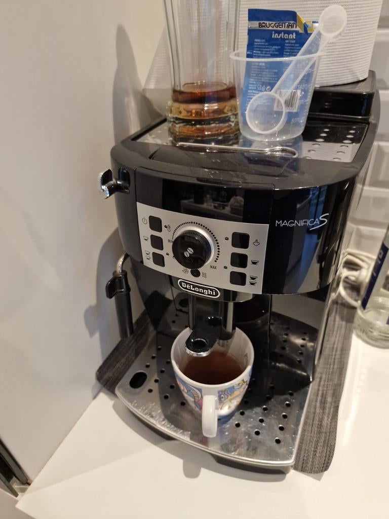 Automatische koffiemachine Delonghi magnifica s zwarte kleur, Ophalen, Gebruikt