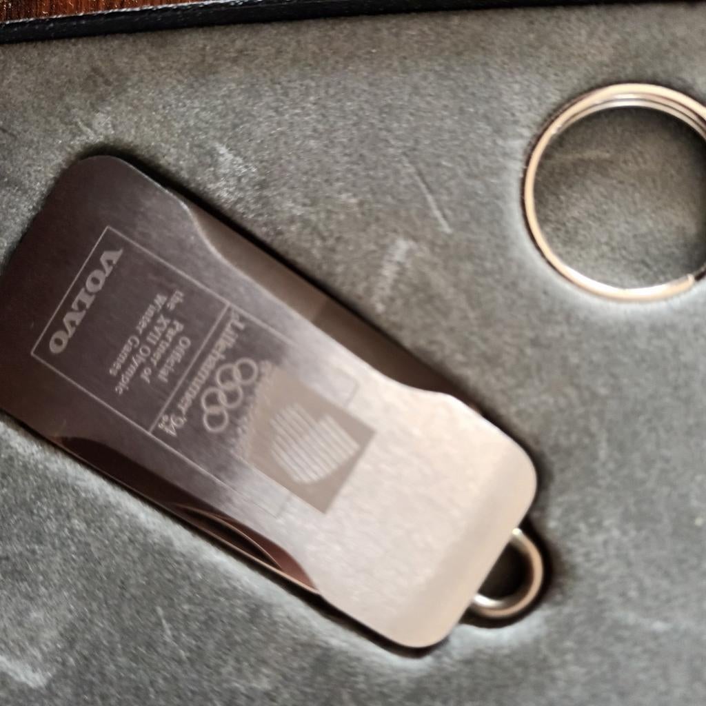 Volvo sleutel hanger in doosje met mesje e  flesopener, Ophalen of Verzenden