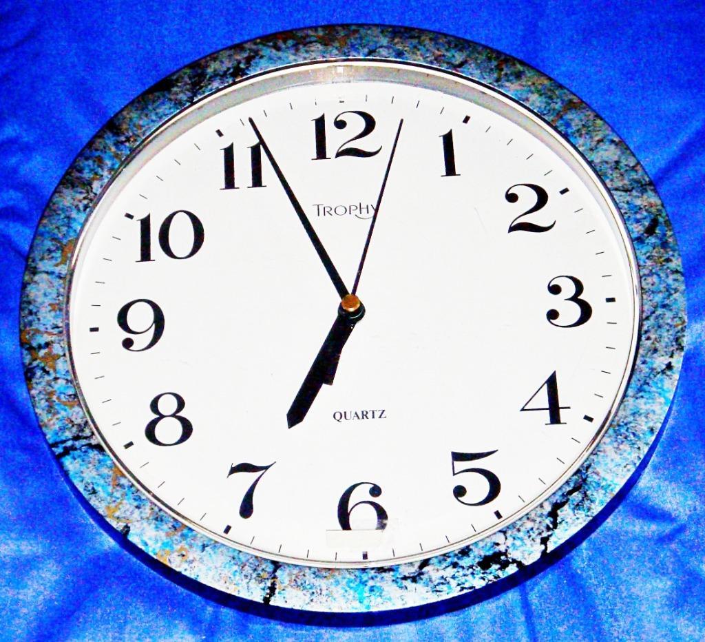 Horloge murale TROPHY ronde bleu marbré, quartz, 25 cm NEUVE, Ophalen of Verzenden, Nieuw, Analoog, Wandklok
