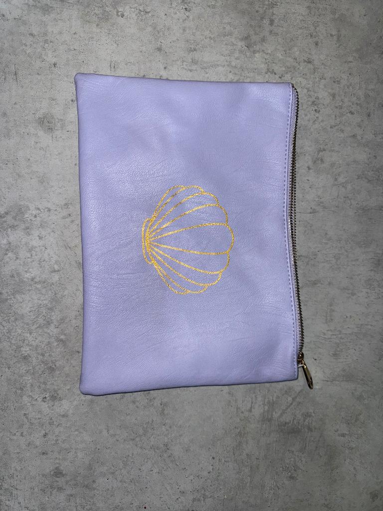 Pochette mauve motif coquillage doré, Ophalen of Verzenden, Nieuw, Paars, Avondtasje