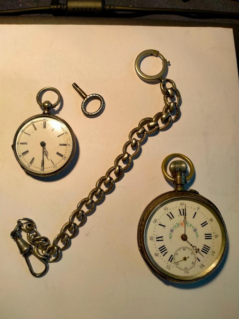 2 oude zakhorloges met ketting, Handtassen en Accessoires, Overige merken, Overige materialen, Zakhorloge, 1900 tot 1930