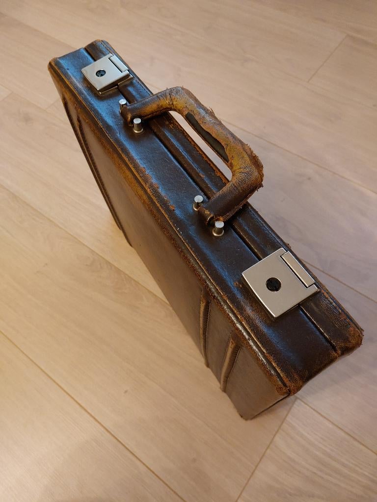 Valisette en cuir, Enlèvement, Utilisé