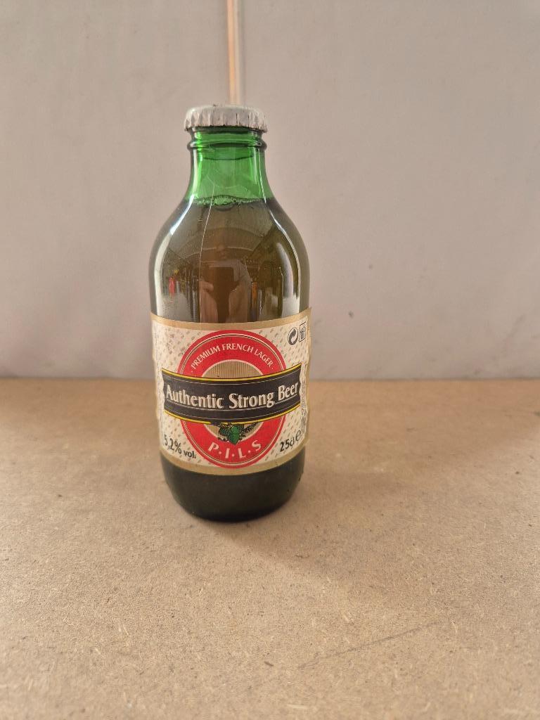 Bouteille de bière Authentic Strong Beer (modèle 2), Enlèvement ou Envoi, Utilisé, Bouteille(s), Autres marques