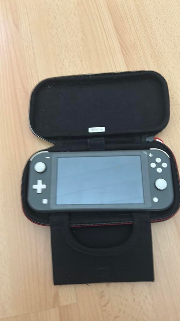 Nintendo switch lite met een hoesje en met minecraft, Ophalen, Zo goed als nieuw
