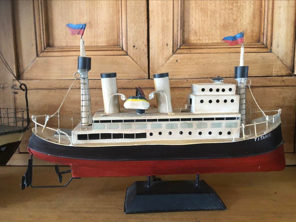 Bateau jouet en tôle ancien Titanic, Antiquités & Art, Antiquités | Jouets, Enlèvement ou Envoi