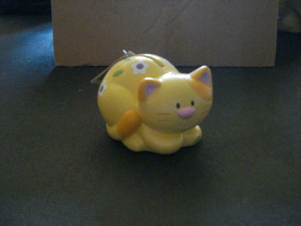 Stenen spaarpoes geel handgeschilderd hoogte 6 cm, Verzamelen, Spaarpotten, Ophalen of Verzenden, Nieuw, Steen, Aardewerk of Keramiek