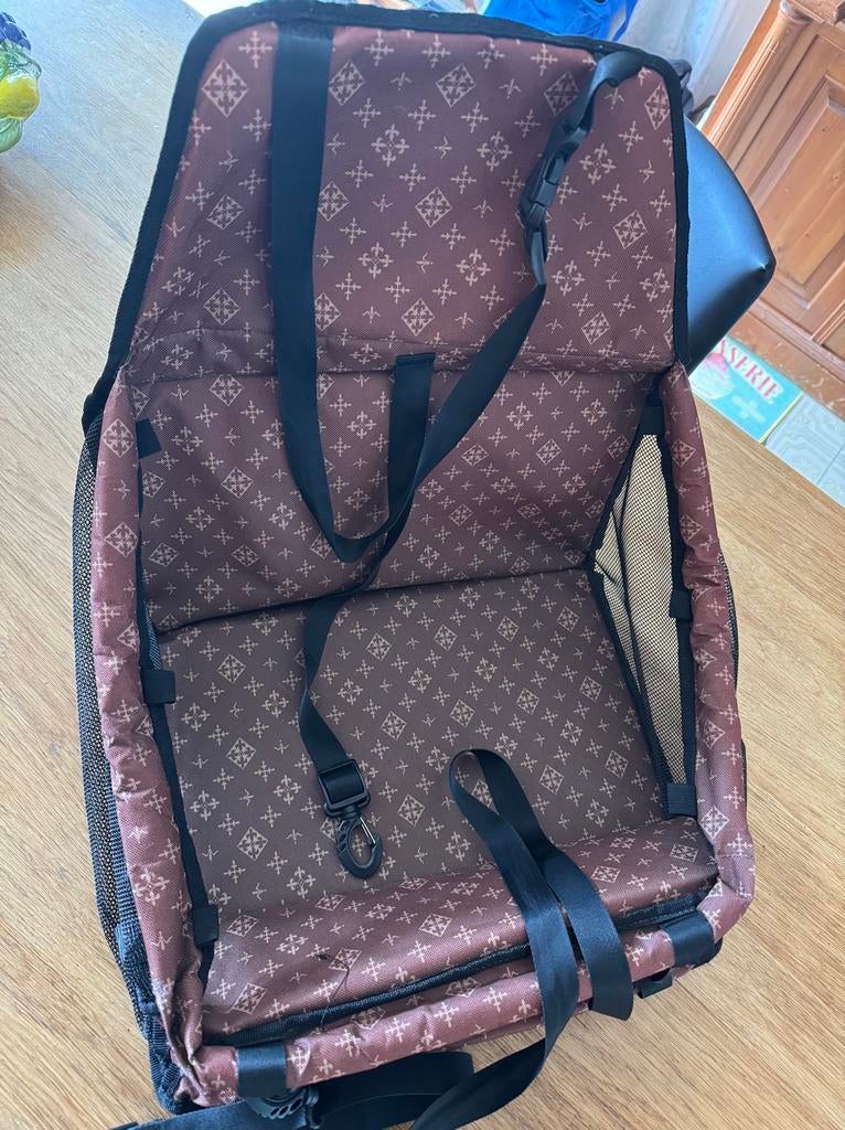 Honden autostoel in Lous Vuitton stijl, Dieren en Toebehoren, Ophalen of Verzenden, Zo goed als nieuw
