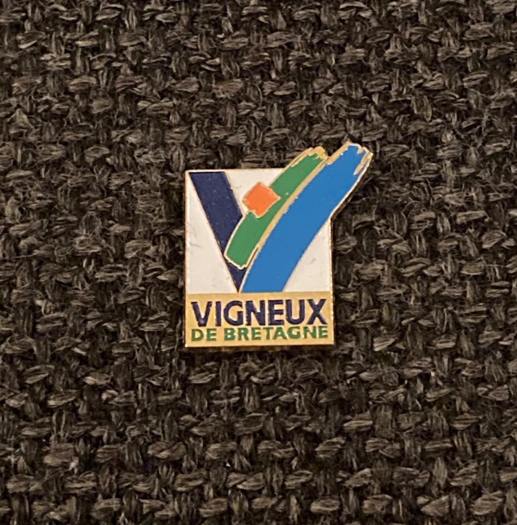PIN - VIGNEUX DE BRETAGNE - FRANCE - FRANKRIJK, Verzenden, Gebruikt, Stad of Land, Speldje of Pin