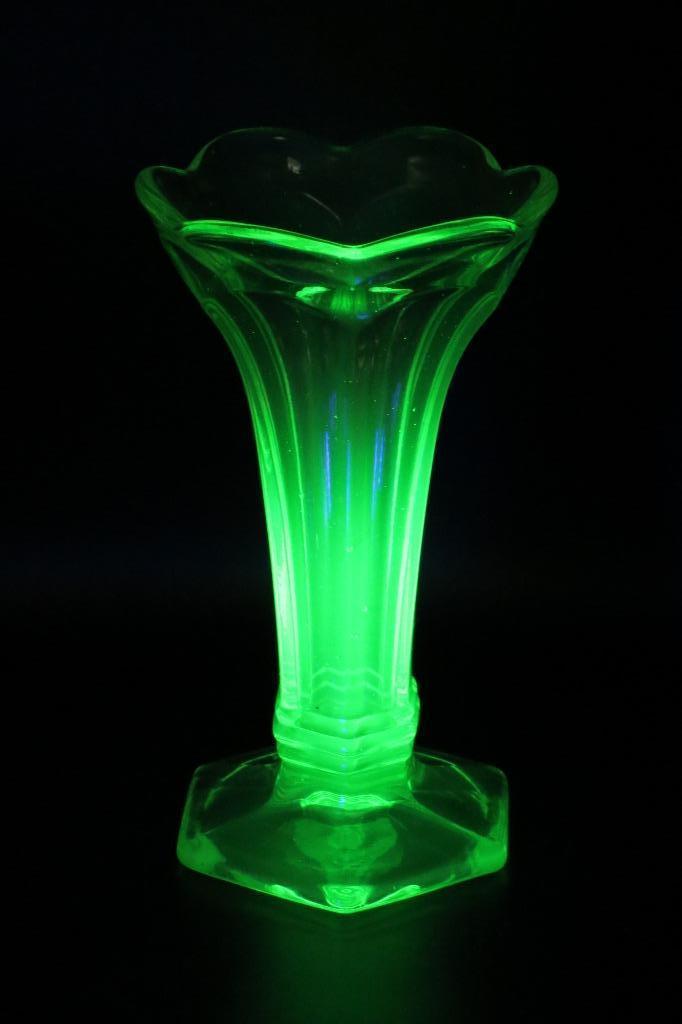 Uranium glas - vaasje - art deco, Enlèvement ou Envoi