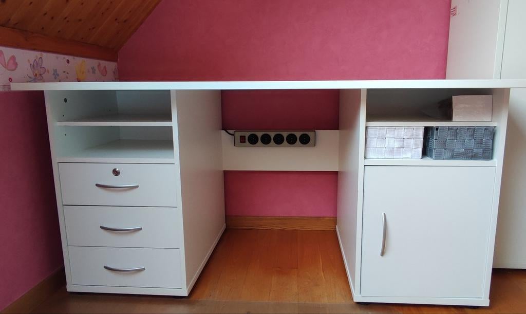 Très beau bureau en bois blanc - 151 cm x 74 cm x 74 cm, Maison & Meubles, Enlèvement, Comme neuf