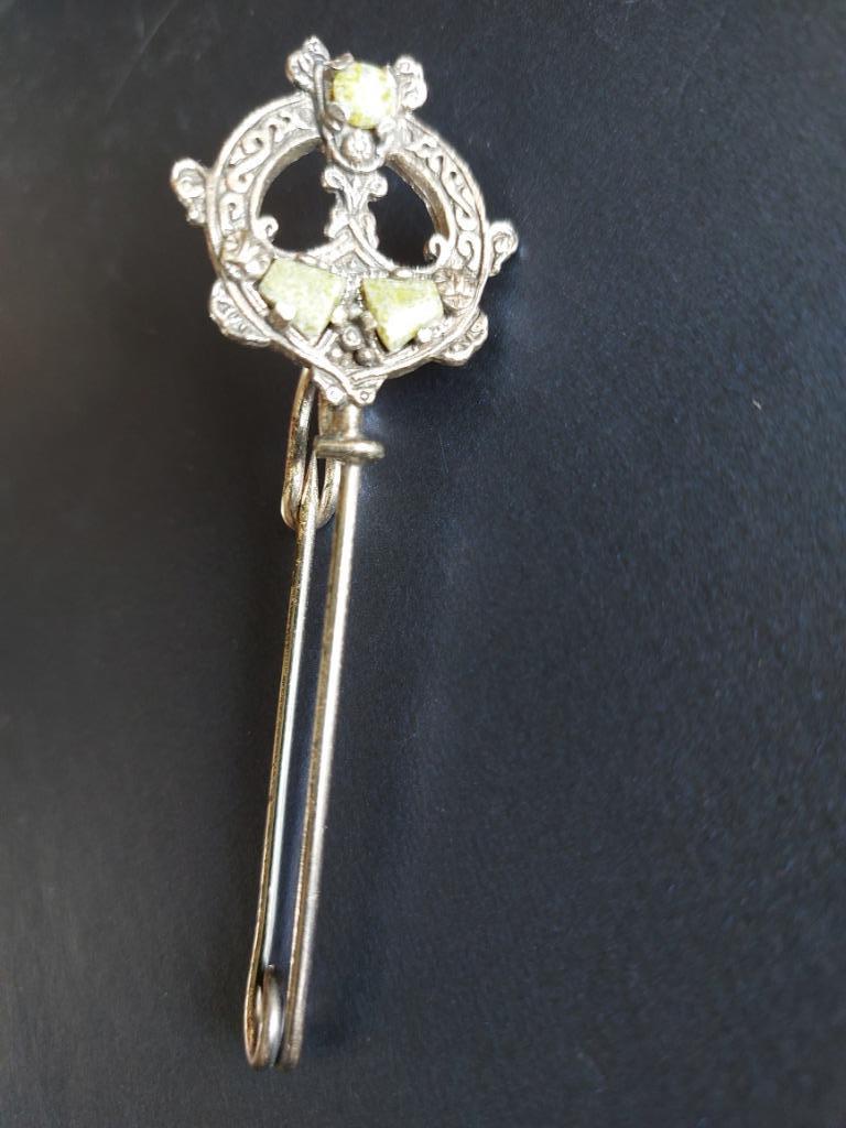 Kilt pin speld met Connemara marmer Keltische motieven, Ophalen of Verzenden, Gebruikt, 7 tot 10 cm, Zilver