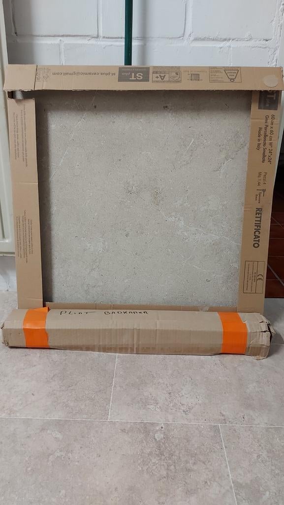 2 tegels 60 x 60 en 6 plinten, Doe-het-zelf en Bouw, Tegels, Ophalen
