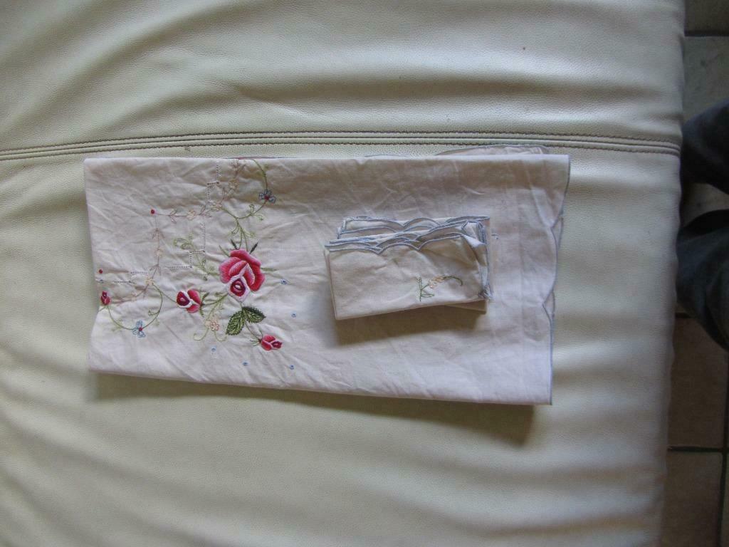 Nappe brodée main 85/85 CM, Ophalen of Verzenden, Nieuw, Roze