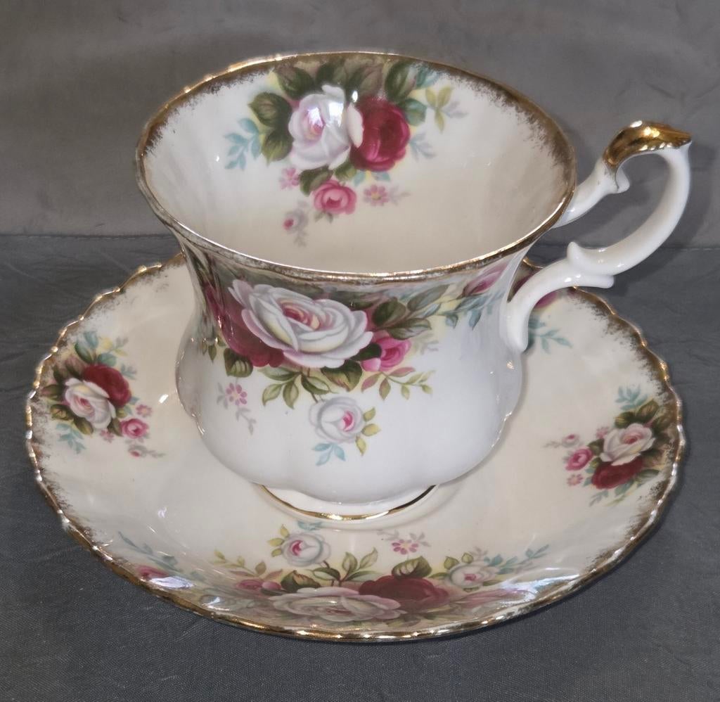 Engelse porseleinen beker van Royal Albert, Antiek en Kunst, Ophalen of Verzenden