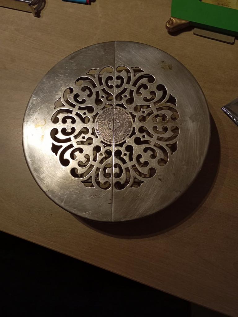 Te Koop: Dit is een antiek onderzetter verzilverd materiaal., Ophalen