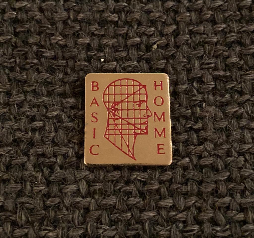 PIN - BASIC HOMME - PARFUM - PERFUME, Envoi, Utilisé, Marque, Insigne ou Pin's