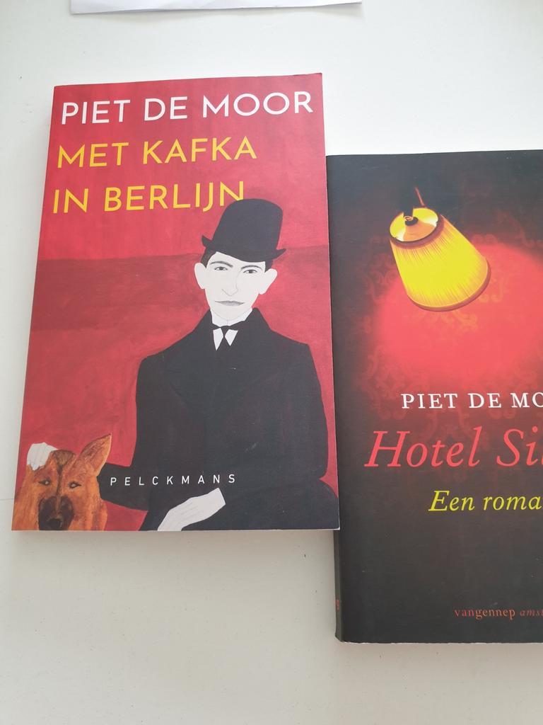 Met Kafka in Berlijn

& Hotel Silesia 2 x PIET DE MOOR, Boeken, Ophalen of Verzenden, Zo goed als nieuw