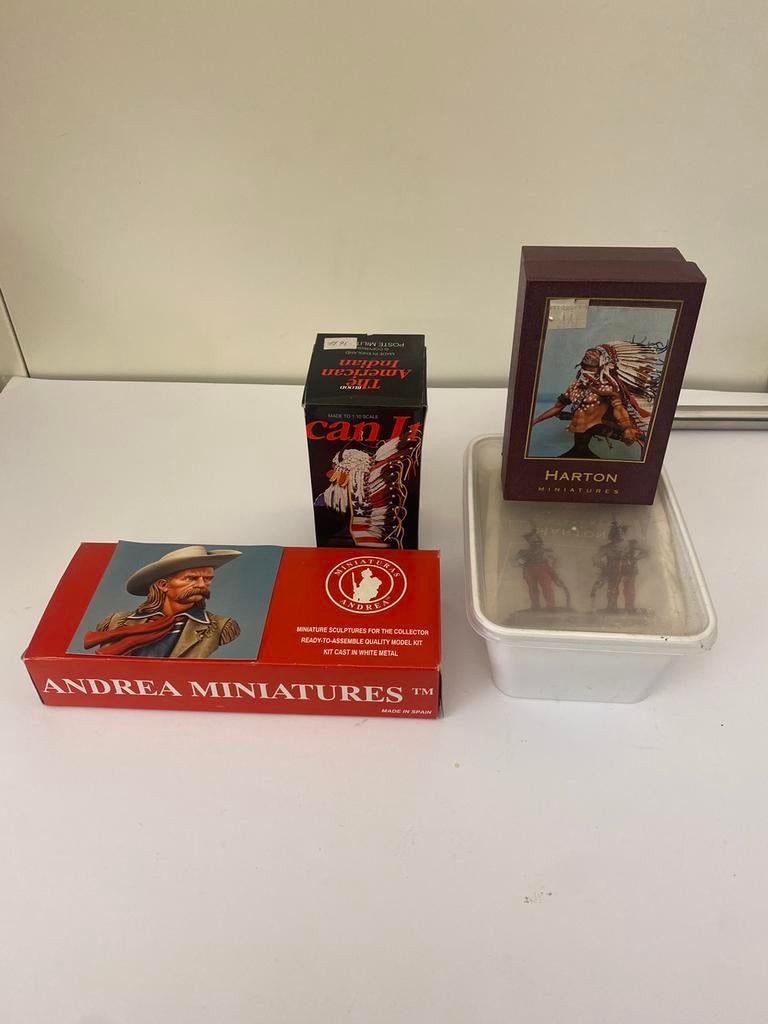 Miniatuur figuren - borstbeelden o.a. Lt Custer Sioux Chief., Enlèvement ou Envoi