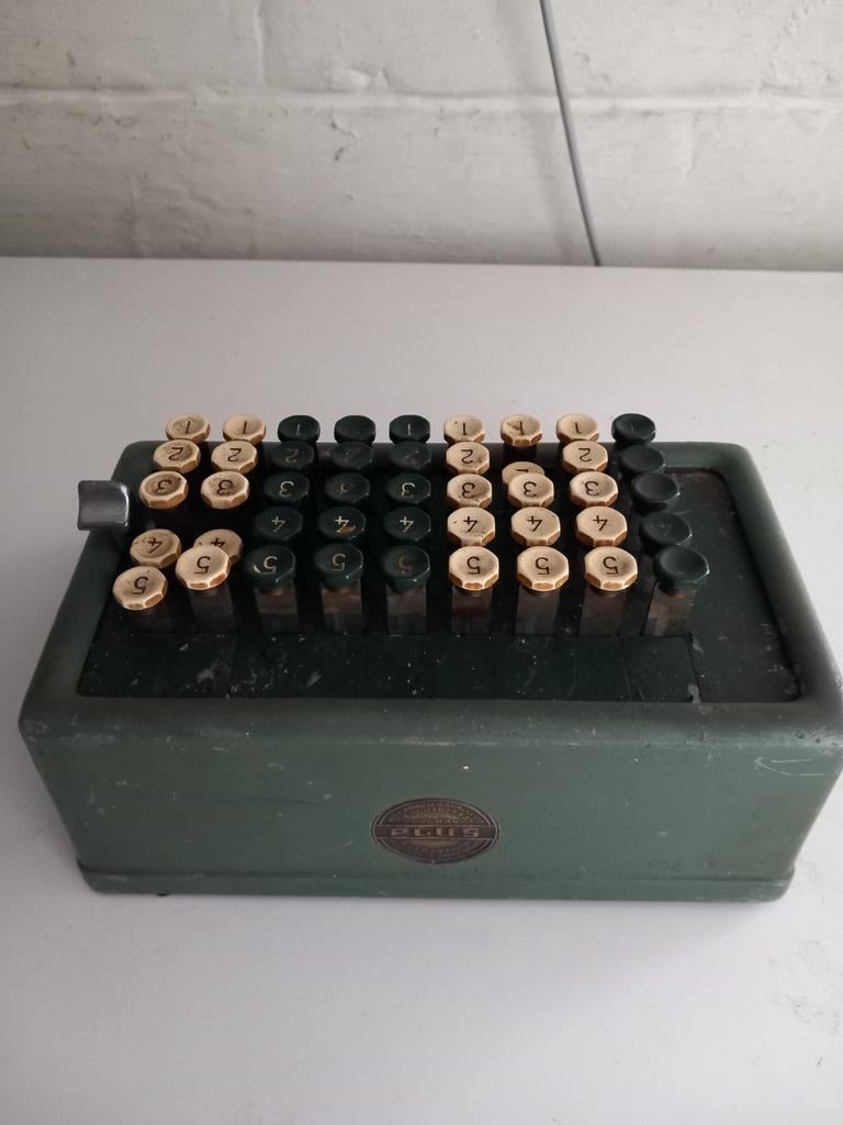 Très ancienne calculatrice  PLUS, pour collection, Enlèvement