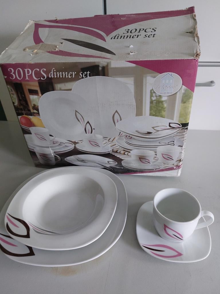 Service de assiettes 30 pièces à porcelaine, Ophalen, Zo goed als nieuw