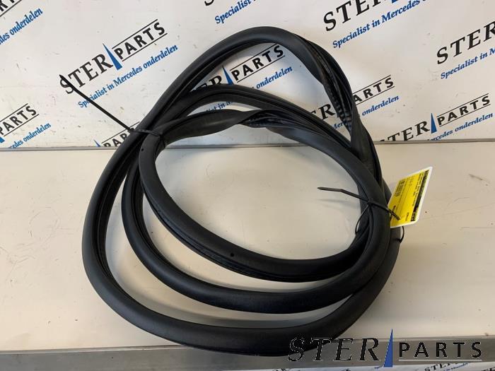 Portierrubber 4Deurs rechts-achter van een Mercedes A-Klasse, Ophalen of Verzenden, 3 maanden garantie, Gebruikt, Mercedes-Benz