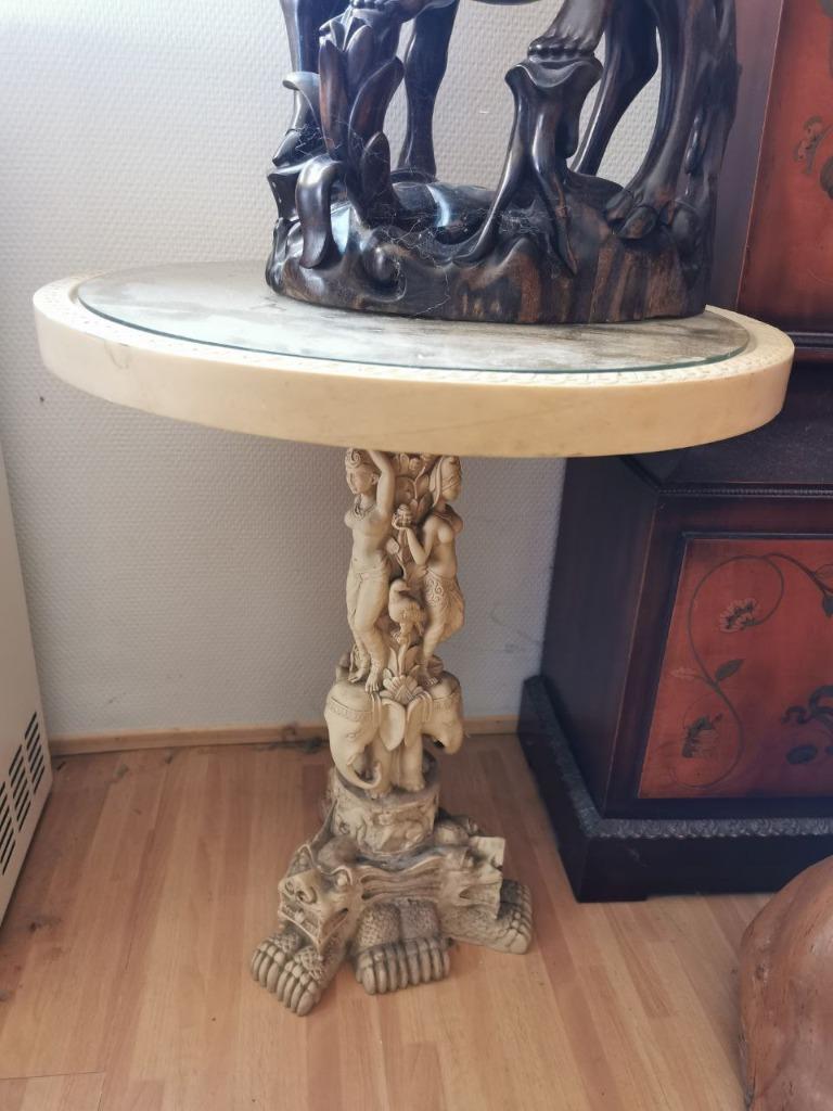 Tafel in albast/ivorine versierd, Ophalen