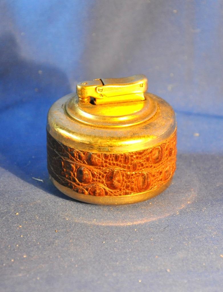 briquet de table rond doré et cuir, Enlèvement ou Envoi, Utilisé, Briquet