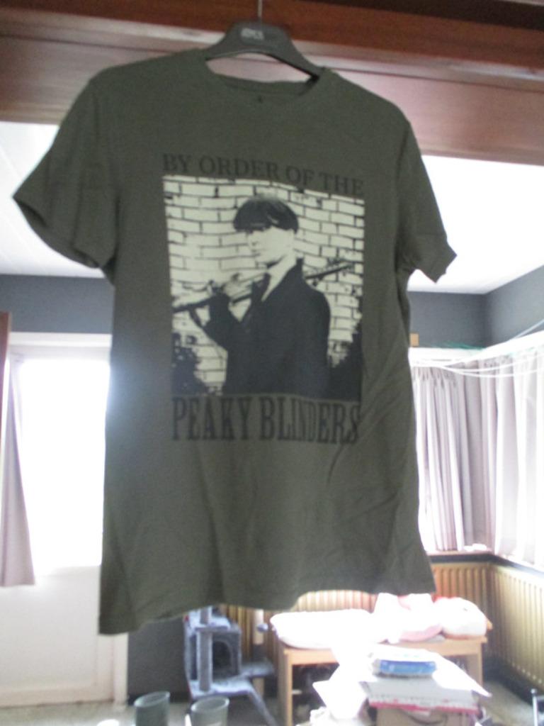 t-shirt The Peaky Blinders groene kleur, Verzamelen, Film en Tv, Ophalen of Verzenden, Nieuw, Tv, Kleding