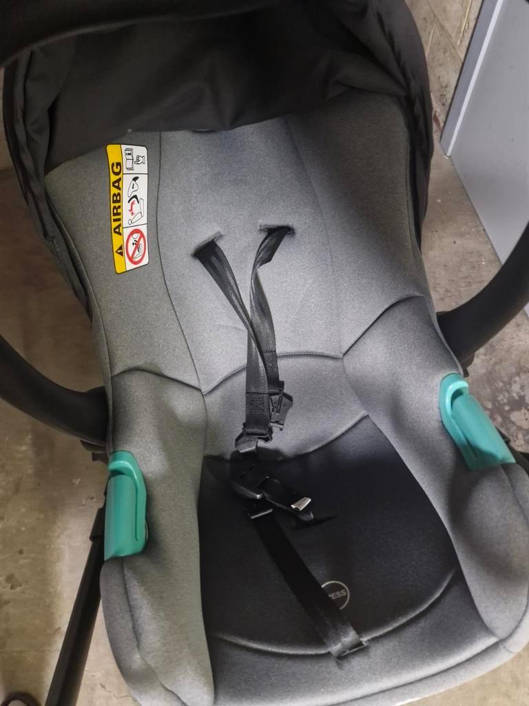 Poussette quasi neuve, très peu utilisée 0491.30.91.77