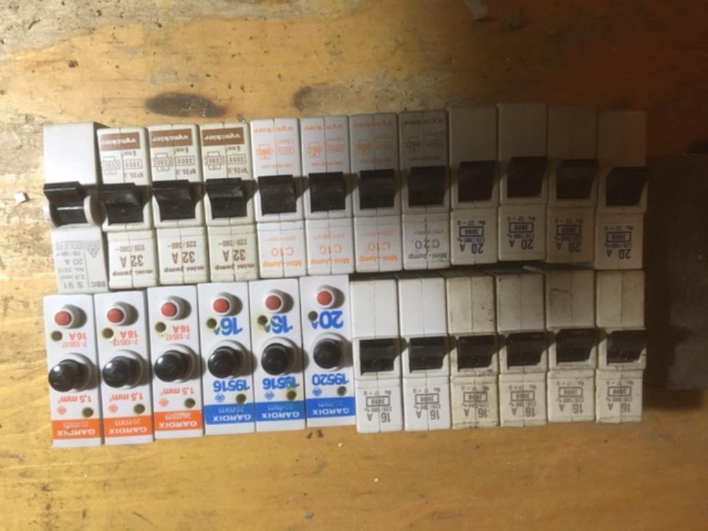 disjoncteurs fusibles à broches de 6 à 20 A, Enlèvement ou Envoi, Utilisé, Autres types