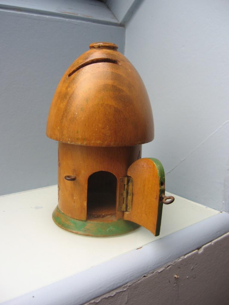 Tirelire en bois, très anciennes représentant une ruche, Enlèvement ou Envoi, Utilisé, Bois, Animal