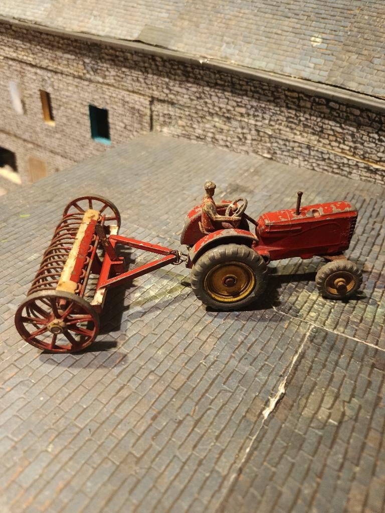 Massey Harris-tractor uit 1954 + hark van Dinky Toys, Ophalen of Verzenden, Gebruikt, Tractor of Landbouw, Dinky Toys