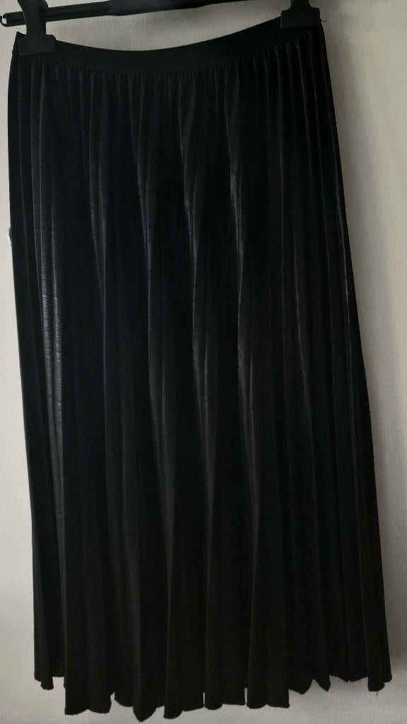 Satijnen zwarte plissé rok, Kleding | Dames, Rokken, Maat 38/40 (M), Zwart, J&S Millenium, Ophalen of Verzenden