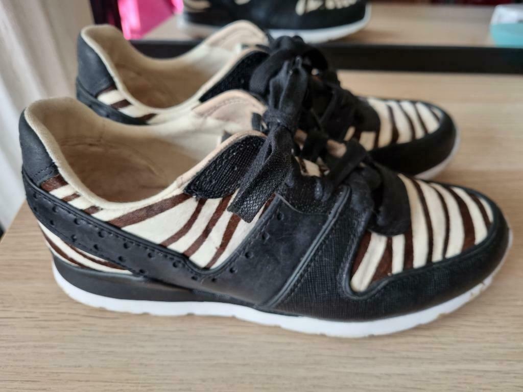 Q3) UGG basketbalschoen maat 37, Verzenden, Zo goed als nieuw, Schoenen