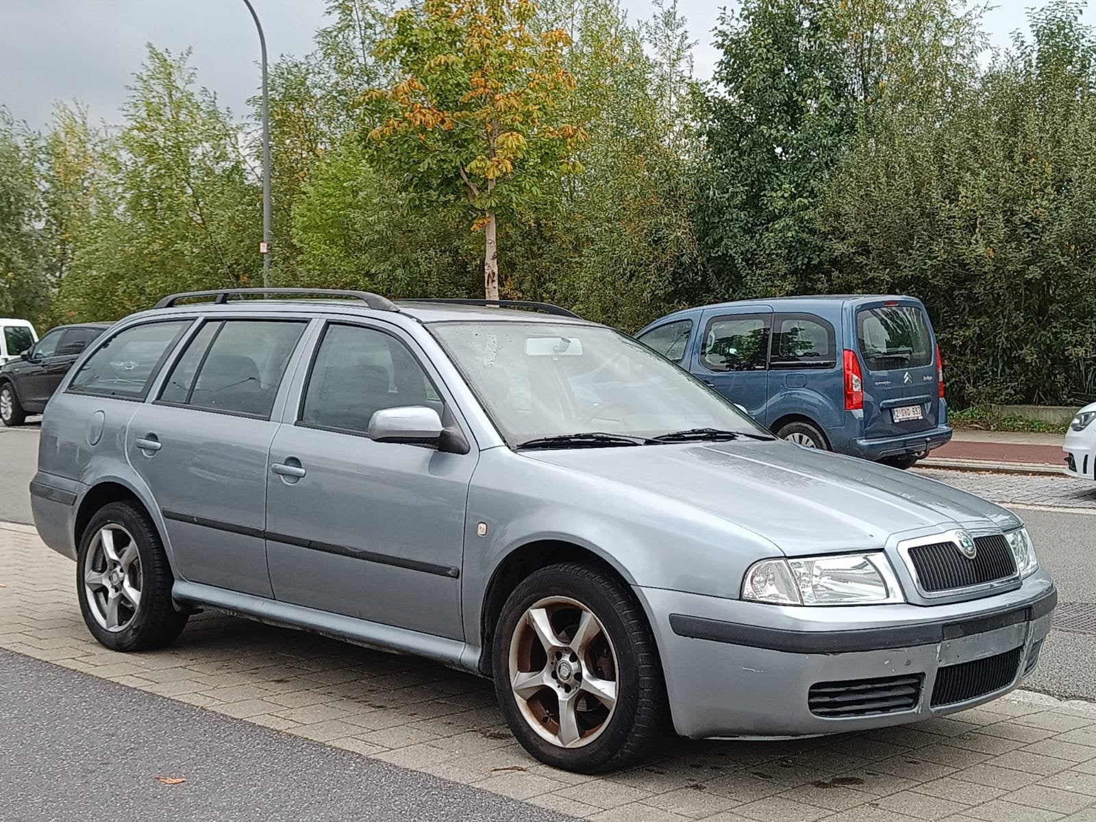 SKODA OCTAVIA 1.6 BENZINE AIRCO - 2005 - 085.000KM, 75 kW, Stof, Zwart, https://public.car-pass.be/vhr/87535cd5-f468-452b-a6b7-cdd3e404ed05