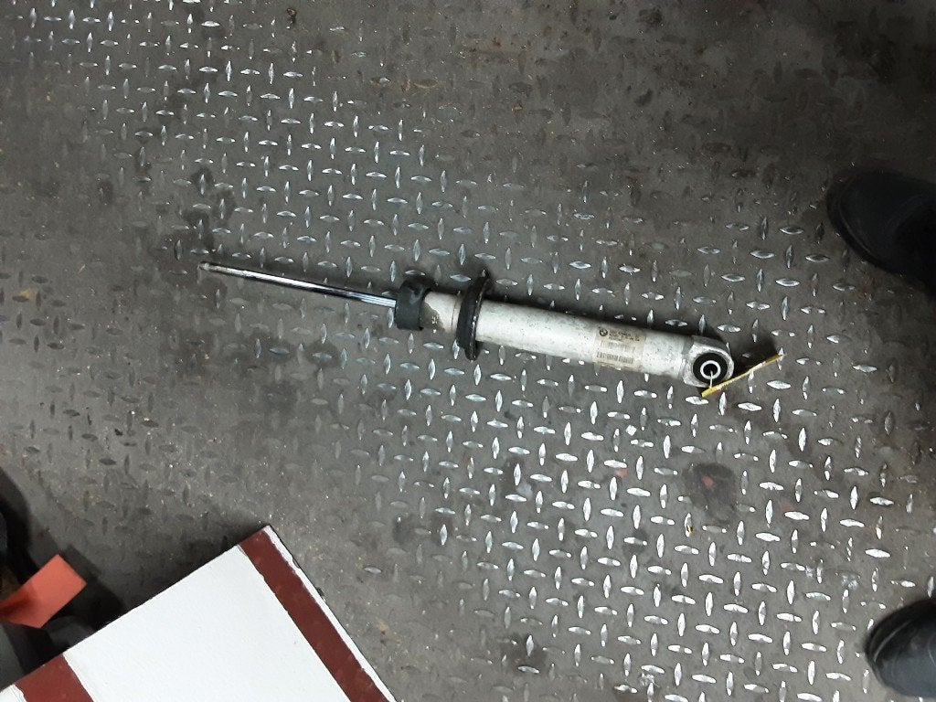 SCHOKBREKER RECHTS ACHTER BMW 5 serie (E60), Gebruikt, BMW, Petuelring 130
80809  München, DE, Bayerische Motoren Werke AG