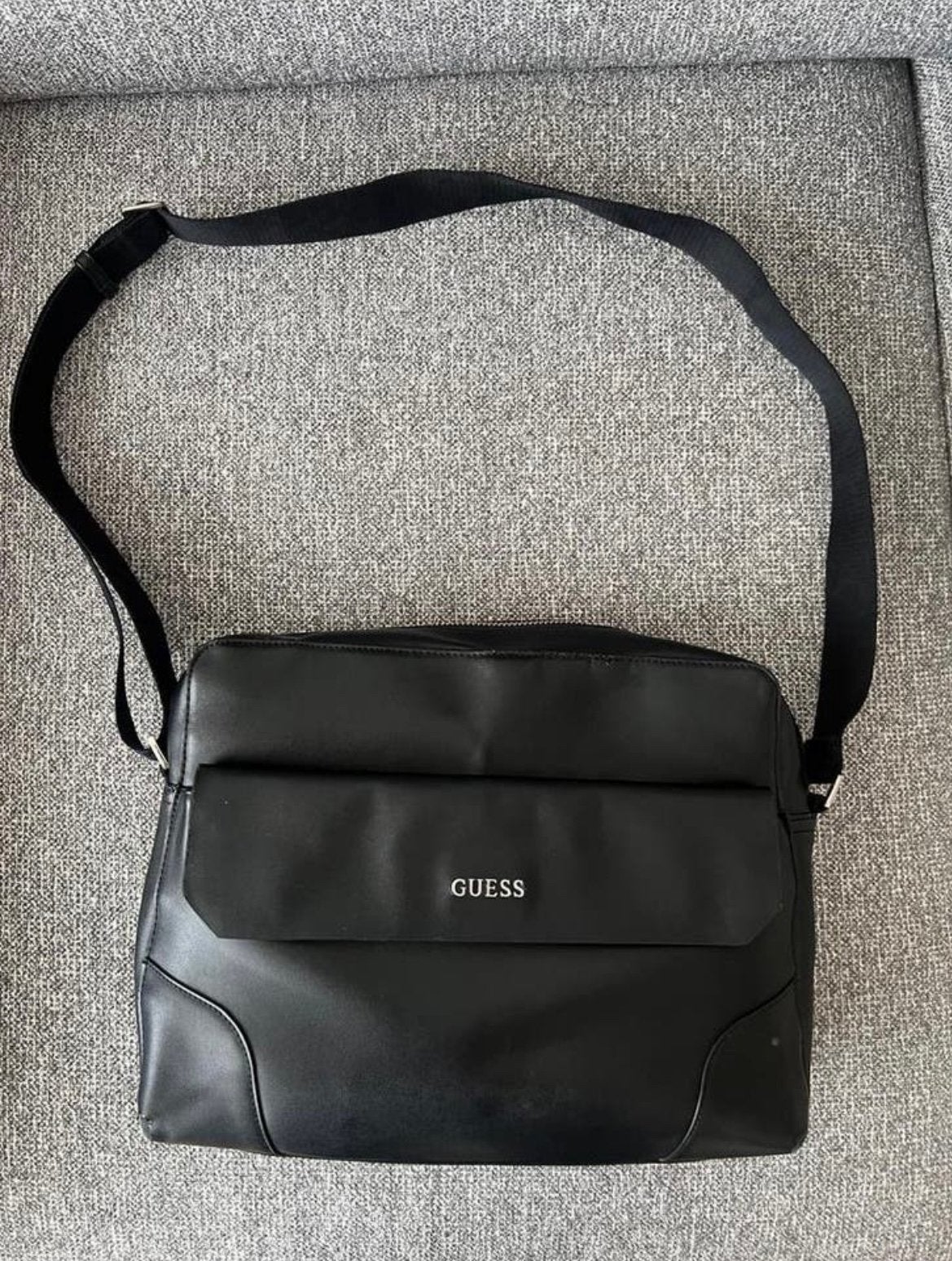 Sacoche GUESS grand modèle, Bijoux, Sacs & Beauté, Sacs | Sacs à bandoulière, Enlèvement, Comme neuf