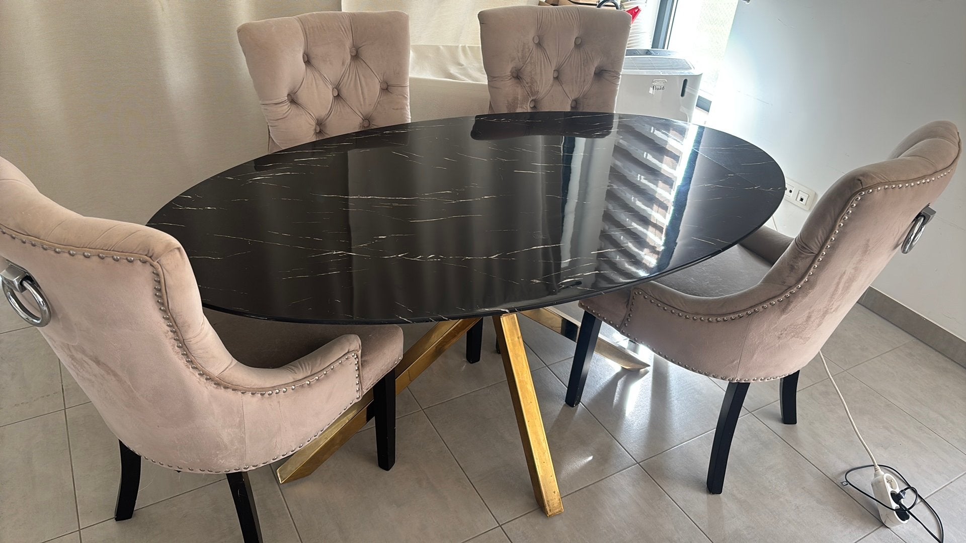 Table noir effet marbre + 4chaises velours – très élégante, Enlèvement, Comme neuf, Ovale