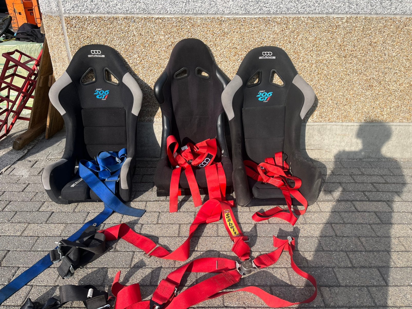 3 race stoelen met gordels, Ophalen