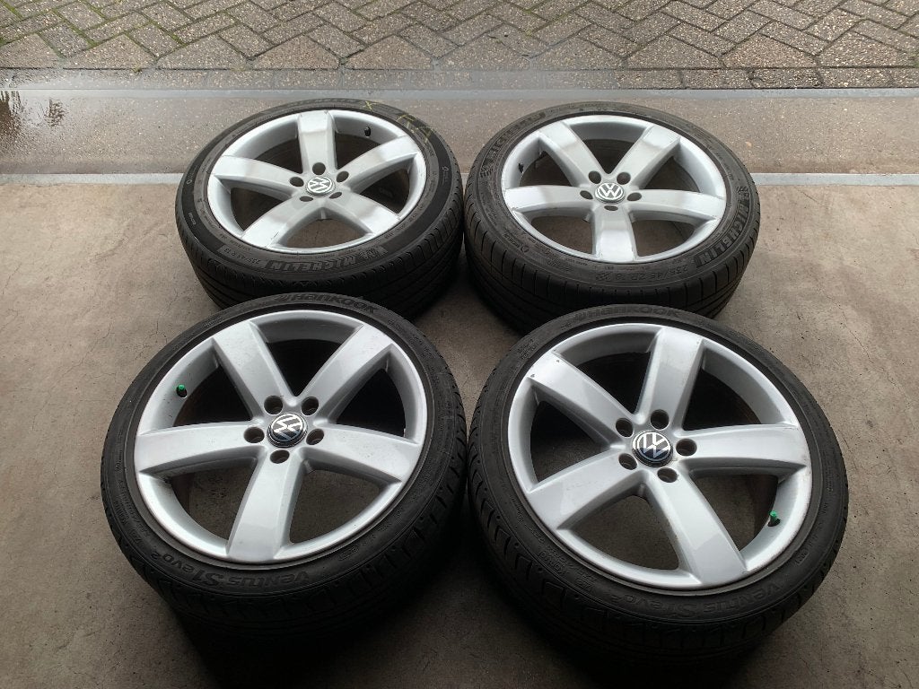 OEM VW GOLF CADDY PASSAT DAYTONA VELGEN + BANDEN 235 40 R18, Autos : Divers, Enlèvement ou Envoi