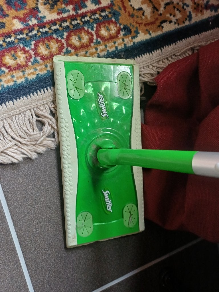 Swiffer met doekjes, Maison & Meubles, Produits de nettoyage, Enlèvement, Brosse ou Balai