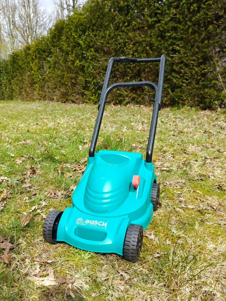 Tondeuse à gazon en jouet Bosch de Klein Toys pour le jardin, Enfants & Bébés, Enlèvement, Utilisé