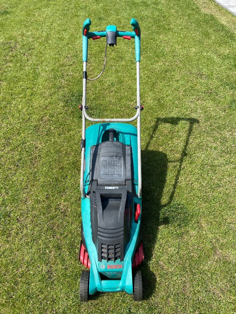 Tondeuse à gazon électrique Bosch avec bac de récupération, Jardin & Terrasse, Comme neuf, 30 à 39 cm, Enlèvement, Bac de ramassage