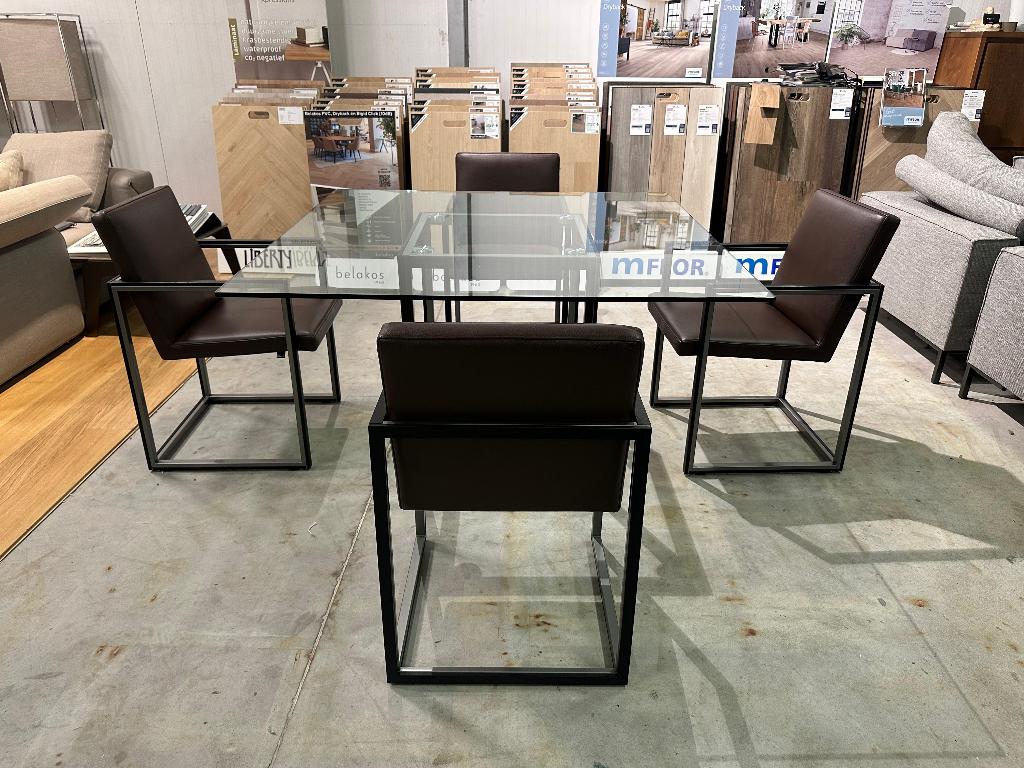 NIEUWSTAAT Leolux Window Tafel NP €3500 + GARANTIE, Ophalen of Verzenden, Zo goed als nieuw, Glas, Vier personen