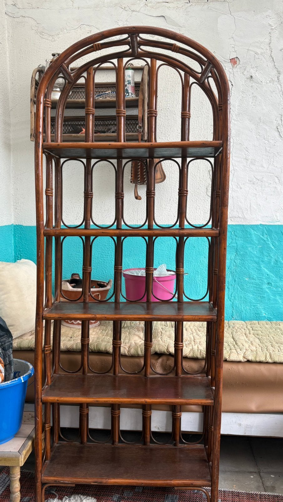 Rotan kast, Ophalen