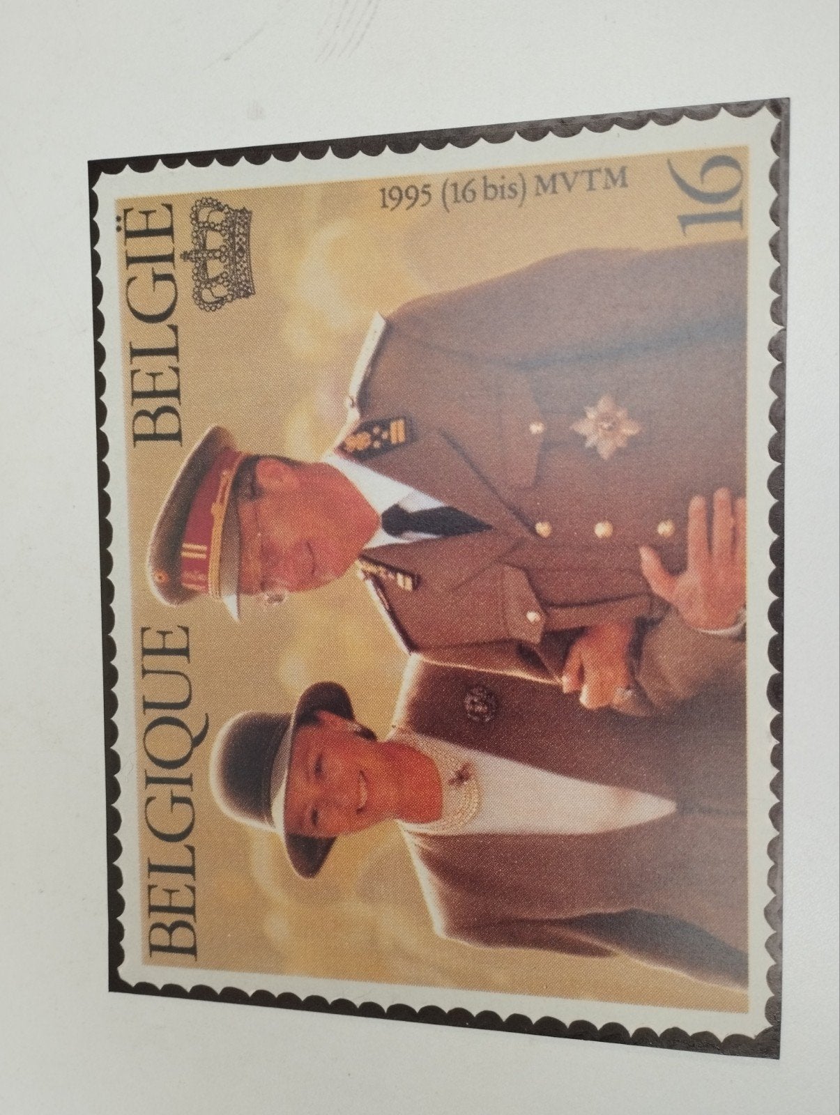 Een postzegel over koning Albert 2 en zijn koningin Paola, Ophalen