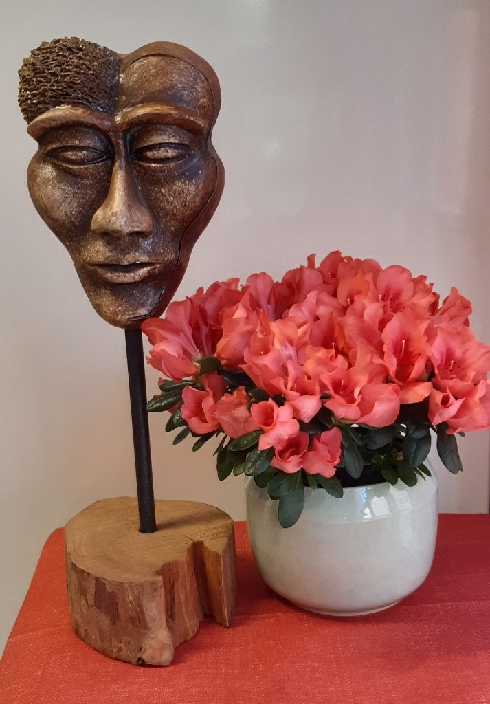 abstract maskerbeeld op metalen staaf op houten voet, Antiek en Kunst, Ophalen, Buste, 20 - 50 cm, Overige materialen
