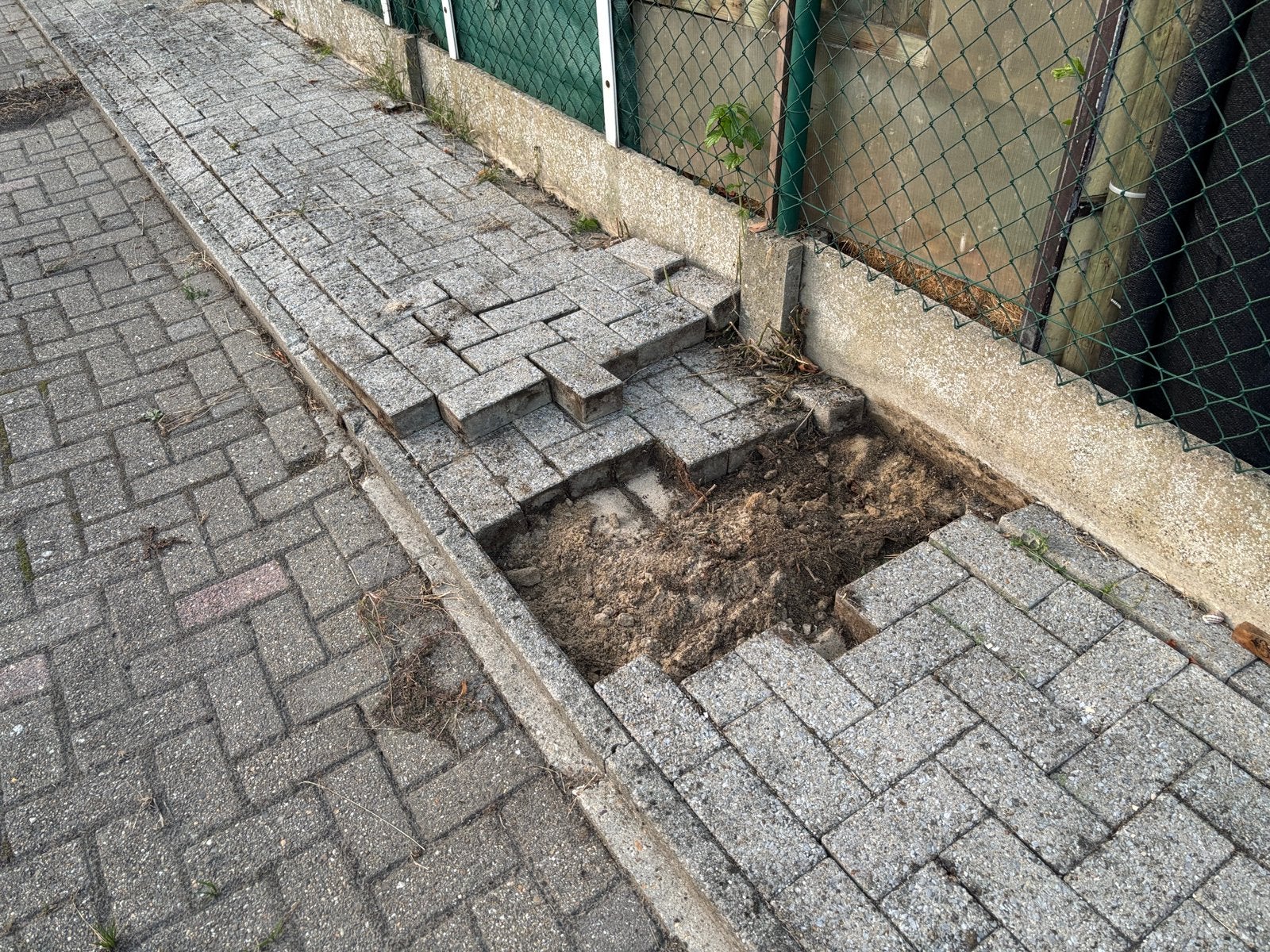 Klinkers.     Betonklinkers.     80m2, Ophalen, Zo goed als nieuw